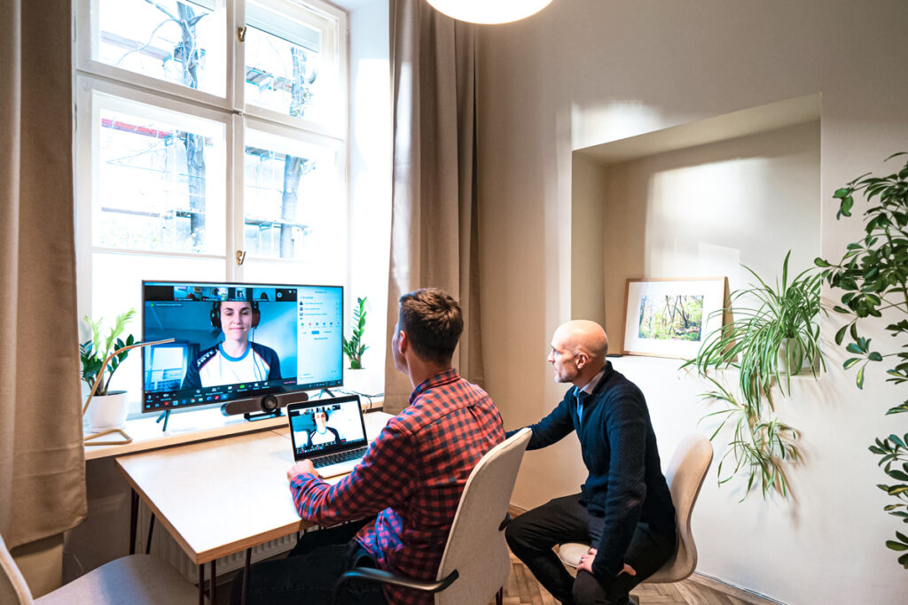 Budki akustyczne w przestrzeni biura coworkingowego Yolk