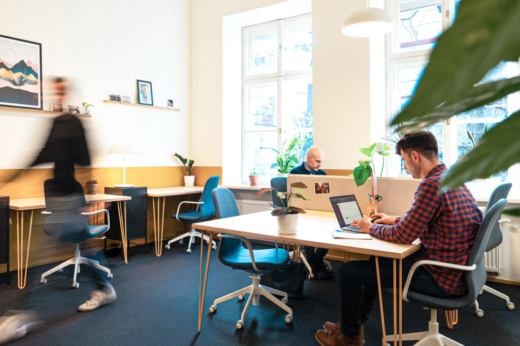 Budki akustyczne w przestrzeni biura coworkingowego Yolk