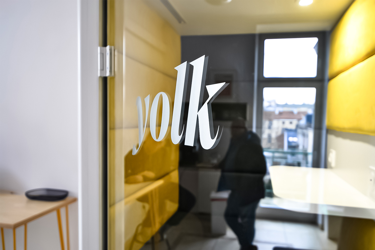 Budki akustyczne w przestrzeni biura coworkingowego Yolk