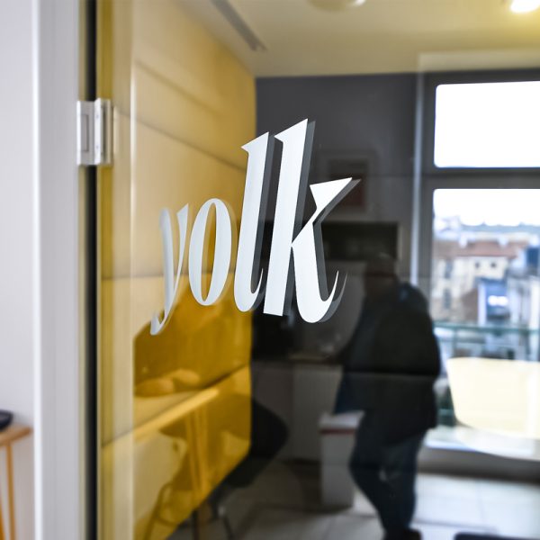 Budki akustyczne w przestrzeni biura coworkingowego Yolk