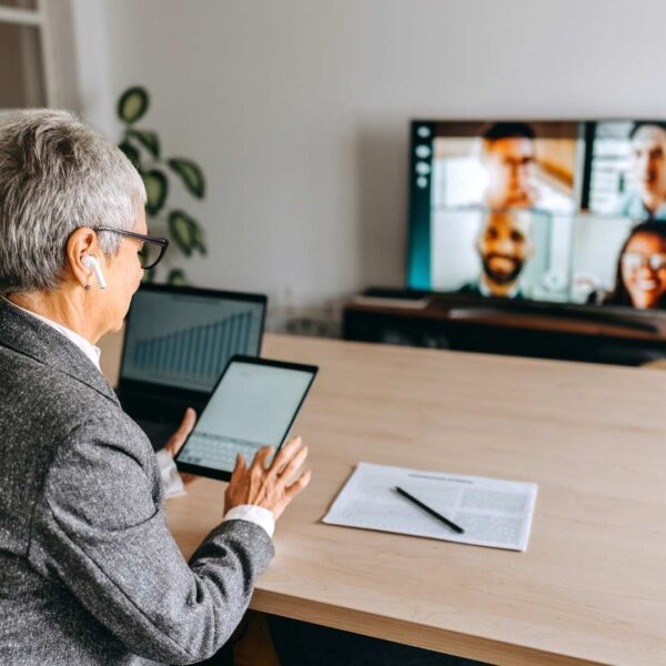 Jak poprawić efektywność biura hybrydowego – optymalizacja wykorzystania sal konferencyjnych i eliminacja marnowania metrażu.